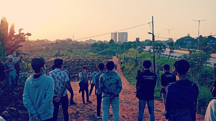 Para pendemo di Tangsel dibawa tur ke TPU Jombang untuk lihat makam jenazah COVID-19, Senin (26/7/2021).
