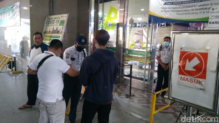 Pemeriksaan sertifikat vaksin covid-19 di Pasar Tanah Abang (Adhyasta/detikcom)