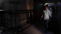 Sejumlah toko di Pasar Tanah Abang, Jakarta, masih tutup, Senin (26/7/2021).