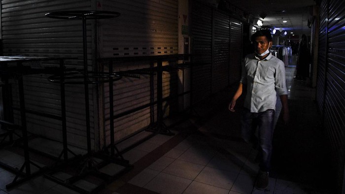 PEMERINTAH BEBASKAN PPN SEWA TOKO PUSAT PERBELANJAAN Portir memanggul barang di Pasar Tanah Abang, Jakarta, Senin (26/7/2021). Pemerintah akan memberikan insentif berupa pembebasan Pajak Pertambahan Nilai (PPN) atas jasa sewa kios, gerai dan toko di pusat perbelanjaan selama Juni-Agustus 2021 untuk membantu dunia usaha yang terdampak penerapan Pemberlakuan Pembatasan Kegiatan Masyarakat (PPKM). ANTARA FOTO/Hafidz Mubarak A/wsj.