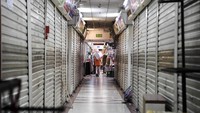 Porter memanggul barang di Pasar Tanah Abang, Jakarta, Senin (26/7/2021).
