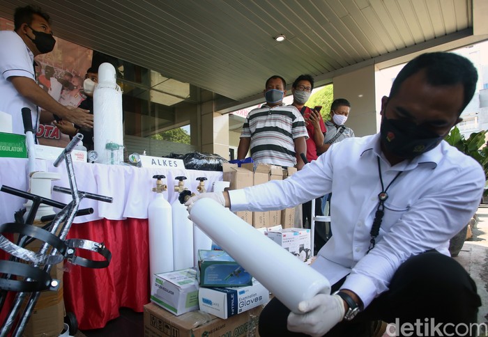 PENGUNGKAPAN PENIMBUNAN DAN PEMALSUAN TABUNG OKSIGEN Kapolres Metro Tangerang Kota Kombes Pol Deonijiu De Fatima (kanan) menginterogasi tersangka IF (kiri) saat pers rilis penimbunan dan pemalsuan tabung oksigen di Mapolres Metro Tangerang Kota, Tangerang, Banten, Senin (26/7/2021). Petugas berhasil mengungkap penimbunan dan pemalsuan tabung oksigen dan obat-obatan terkait COVID-19 yang dijual secara daring oleh seorang tersangka berinisial IF yang berawal dari penangkapan IF atas dugaan penyalahgunaan narkoba jenis sabu. ANTARA FOTO/Muhammad Iqbal/wsj.