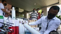 Polisi menunjukkan tabung oksigen saat pers rilis penimbunan dan pemalsuan tabung oksigen di Mapolres Metro Tangerang Kota, Tangerang, Banten, Senin (26/7/2021). Petugas berhasil mengungkap penimbunan dan pemalsuan tabung oksigen dan obat-obatan terkait COVID-19 yang dijual secara daring oleh seorang tersangka berinisial IF yang berawal dari penangkapan IF atas dugaan penyalahgunaan narkoba jenis sabu. ANTARA FOTO/Muhammad Iqbal.