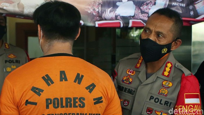 PENGUNGKAPAN PENIMBUNAN DAN PEMALSUAN TABUNG OKSIGEN Kapolres Metro Tangerang Kota Kombes Pol Deonijiu De Fatima (kanan) menginterogasi tersangka IF (kiri) saat pers rilis penimbunan dan pemalsuan tabung oksigen di Mapolres Metro Tangerang Kota, Tangerang, Banten, Senin (26/7/2021). Petugas berhasil mengungkap penimbunan dan pemalsuan tabung oksigen dan obat-obatan terkait COVID-19 yang dijual secara daring oleh seorang tersangka berinisial IF yang berawal dari penangkapan IF atas dugaan penyalahgunaan narkoba jenis sabu. ANTARA FOTO/Muhammad Iqbal/wsj.