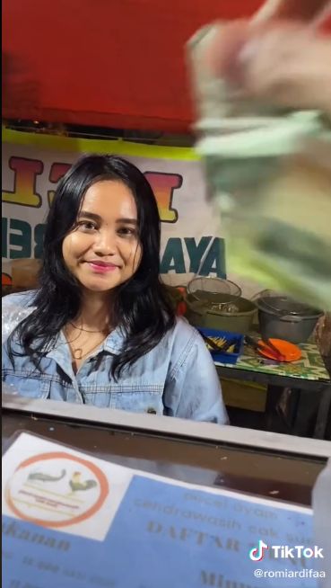 Parasnya Manis, Penjual Pecel Lele di Fatmawati Ini Dipuji oleh Netizen
