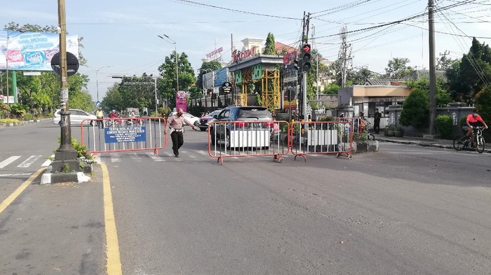 Penutupan jalan di Solo saat PPKM, Senin (26/7/2021).
