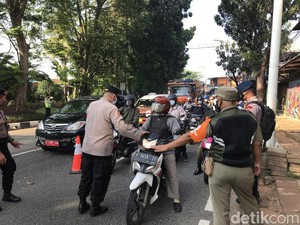 Hari Pertama Perpanjangan PPKM Level 4, Lalin di Lenteng Agung Padat