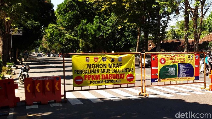 Kabupaten Boyolali, Jawa Tengah, menerapkan PPKM level 3. Status tersebut mengurangi titik penyekatan dari 23 penyekatan menjadi  dua titik penyekatan yang masih dipertahankan.