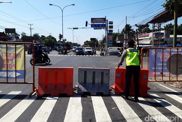 Kabupaten Boyolali, Jawa Tengah, menerapkan PPKM level 3. Status tersebut mengurangi titik penyekatan dari 23 penyekatan menjadi  dua titik penyekatan yang masih dipertahankan.