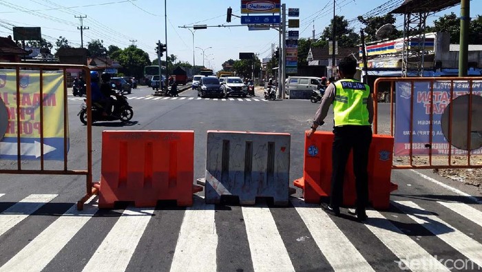 Penyekatan Jalan PPKM Level 3 di Boyolali Kabupaten Boyolali, Jawa Tengah, menerapkan PPKM level 3. Status tersebut mengurangi titik penyekatan dari 23 penyekatan menjadi dua titik penyekatan yang masih dipertahankan.
