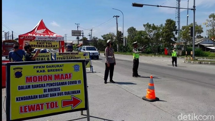 Penyekatan PPKM Darurat di Kabupaten Brebes, Senin (26/7/2021).