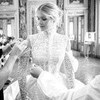 Gaun terinspirasi dari gaya Victorian dengan kerah tinggi dan lengan panjang yang dipercantik detail kancing di bagian depan serta aksen puff pada bahu. Gaun tersebut membuat penampilan Kitty Spencer bak putri kerajaan. Foto: Dok. Dolce & Gabbana