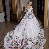 Setelah upacara pernikahan, sang pengantin mengganti gaun putihnya dengan gaun yang tak kalah mewah. Gaun strapless berbahan organza dengan hiasan lukisan tangan serta aplikasi bunga dan kristal ini dikenakannya saat makan malam. Foto: Dok. Dolce & Gabbana