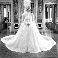 Sosialita dan model 30 tahun ini memilih gaun gaun klasik berbahan lace untuk hari istimewanya. Gaun putih dengan train panjang menyapu lantai itu merupakan rancangan dari Dolce & Gabbana Alta Moda. Foto: Dok. Dolce & Gabbana