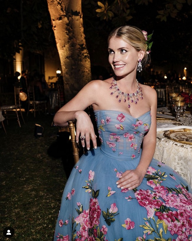 Lady Kitty Spencer lalu mengenakan busana ketiga, berupa gaun cocktail strapless biru muda dengan aplikasi tiga dimensi berbentuk bunga dan kupu-kupu. Semua baju yang dikenakannya saat pernikahan merupakan keluaran Dolce & Gabbana. Seperti dikutip dari Harper’s Bazaar, duo desainer asal Italia tersebut membuatkan total enam busana untuk hari bahagia Sang Lady. Foto: Dok. Dolce & Gabbana