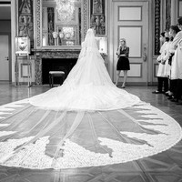 Lady Kitty Spencer menambahkan veil model cathedral-length yang panjangnya melebihi train gaun. Veil model ini termasuk klasik dan memberi kesan dramatis ketika dikenakan saat berjalan dari pintu menuju altar. Foto: Dok. Dolce & Gabbana