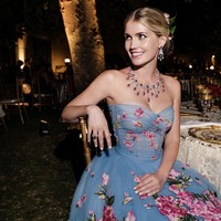 Lady Kitty Spencer lalu mengenakan busana ketiga, berupa gaun cocktail strapless biru muda dengan aplikasi tiga dimensi berbentuk bunga dan kupu-kupu. Semua baju yang dikenakannya saat pernikahan merupakan keluaran Dolce & Gabbana. Seperti dikutip dari Harper’s Bazaar, duo desainer asal Italia tersebut membuatkan total enam busana untuk hari bahagia Sang Lady. Foto: Dok. Dolce & Gabbana