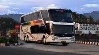 Soal spesifikasi armada, bus-bus PO Sinar Jaya sebelumnya banyak menggunakan sasis buatan Hino. Namun seiring membaiknya infrastruktur jalanan di Jawa, PO Sinar Jaya mulai menggunakan sasis premium seperti Mercedes-Benz. Untuk bodi busnya sendiri, mayoritas armada PO Sinar Jaya menggunakan bodi buatan Adiputro dan Laksana. PO Sinar Jaya juga tercatat memiliki bus double decker dan sleeper bus. Foto: Dok. Sinar Jaya Group