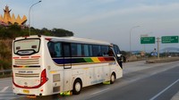 Bus-bus PO Sinar Jaya kemudian melakukan ekspansi ke Jawa Tengah. Armadanya melayani rute Jakarta ke sejumlah wilayah Jawa Tengah, seperti Tegal, Slawi, Bumiayu, Purwokerto, Bobotsari, Purbalingga, hingga Wonosobo. Di rute ini, armada PO Sinar Jaya sangat banyak yang beroperasi, sehingga bus dengan livery warna pelangi ini sangat mudah ditemui di jalanan. Foto: Dok. Sinar Jaya Group