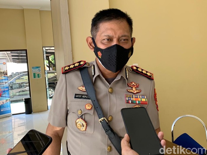 Empat kapolres di Jatim diganti. Salah satunya Kapolrestabes Surabaya Kombes Johnny Eddizon Isir yang diganti Kombes Akhmad Yusep Gunawan.