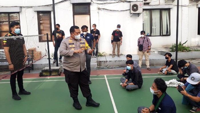 Polisi mengamankan sekelompo massa yang demo di depan kantor Wali Kota Tangsel, Senin (26/7/2021).