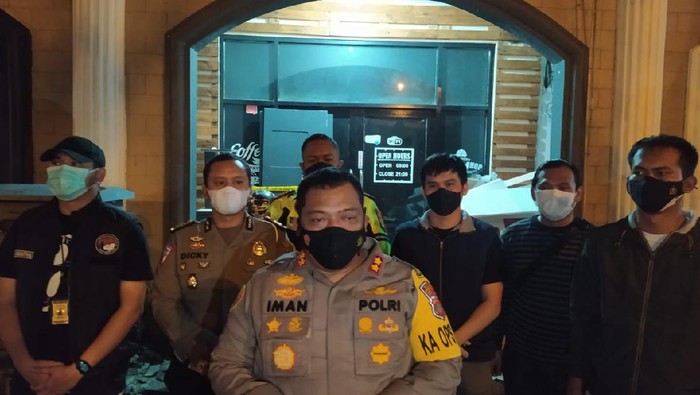 Polres Tangsel menyegel panti pijat dan kafe yang nekat operasi di masa PPKM Level 4 (Dok.Polres Tangsel)