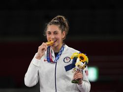 Menguak Tradisi Atlet Olimpiade Gigit Medali