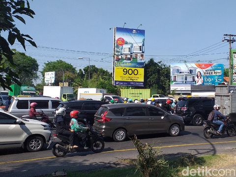 Tidak ada pelonggaran dalam penyekatan PPKM level 4 di Surabaya yang diperpanjang. Banyak pengendara yang harus diputar balik saat akan masuk Kota Pahlawan.