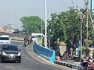 Bundaran Waru Macet, Banyak Motor Nekat Lawan Arah Masuk Jalan Tol