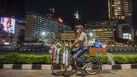 Transportasi umum, kendaraan umum, angkutan massal, taksi konvensional dan online, dan kendaraan sewa rental diperlakukan dengan pengaturan kapasitas maksimal 50 persen dengan protokol ketat. Sementara itu, Luhut yang juga sebagai Koordinator PPKM wilayah Jawa-Bali itu mengatakan, untuk PPKM level 3 akan diterapkan di 33 kabupaten/kota Jawa-Bali. PPKM darurat level 3 diberlakukan bagi kabupaten/kota yang memiliki asesmen WHO level 3 di Jawa-Bali. ANTARA FOTO/M RISYAL HIDAYAT.