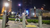 Selain itu, warung makan, warteg, pedagang kaki lima, lapak jajanan, dan sejenisnya diizinkan buka dengan protokol kesehatan yang ketat sampai pukul 20.00 waktu setempat dengan maksimal pengunjung 25 persen dari kapasitas dan waktu makan maksimal 30 menit. Kegiatan pada pusat perbelanjaan, mal, pusat perdagangan dibuka dengan kapasitas maksimal 25 persen sampai dengan 17.00 waktu setempat. Tempat ibadah serta tempat lainnya yang difungsikan sebagai tempat ibadah dapat melaksanakan peribadatan keagamaan berjemaah selama masa penerapan PPKM level 3 dengan maksimal 25 persen kapasitas atau 20 orang, serta pelaksanaan resepsi pernikahan dapat diadakan dengan maksimal 20 undangan dan tidak makan di tempat. ANTARA FOTO/M RISYAL HIDAYAT