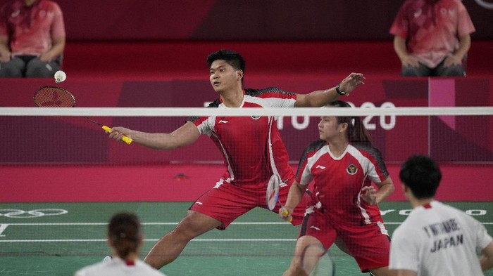 Indonesias Praveen Jordan and Melati Daeva Oktavianti play against Japans Yuta Watanabe and Arisa Higashino during their mixed doubles group play stage badminton match at the 2020 Summer Olympics, Monday, July 26, 2021, in Tokyo, Japan. (AP Photo/Markus Schreiber)