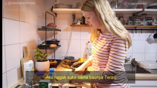 Pria Jogja Ini Tantang Istri Bulenya Masak Gudeg