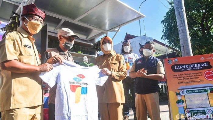 Berbagai upaya dilakukan Pemkab Banyuwangi untuk menumbuhkan solidaritas masyarakat di masa pandemi COVID-19. Bekerja sama dengan Artos Kembang Langit, Pemkab launching Program Lapak Berbagi.