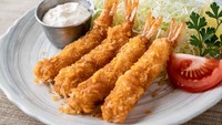 Udang goreng gaya Jepang, ebi furai ini jadi menu favorit di restoran Jepang. Udang dengan lapisan tepung roti dan digoreng kering. Tahap-tahap membuatnya bisa kamu lihat di resep ini. Foto: iStock