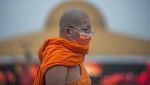 Ribuan Lilin Terangi Kuil Buddha Saat Perayaan Asalha Puja