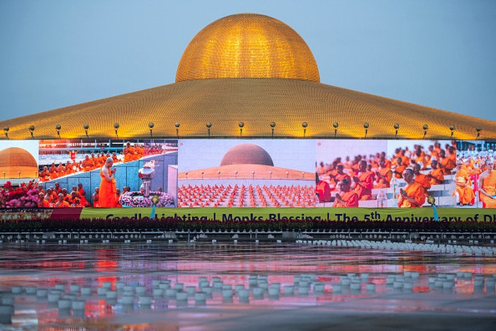 Umat Buddha di Thailand merayakan Hari Asalha Puja di tengah pandemi Corona. Ribuan lilin disiapkan untuk menerangi kuil saat perayaan Asalha Puja.