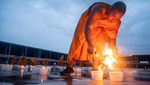 Ribuan Lilin Terangi Kuil Buddha Saat Perayaan Asalha Puja