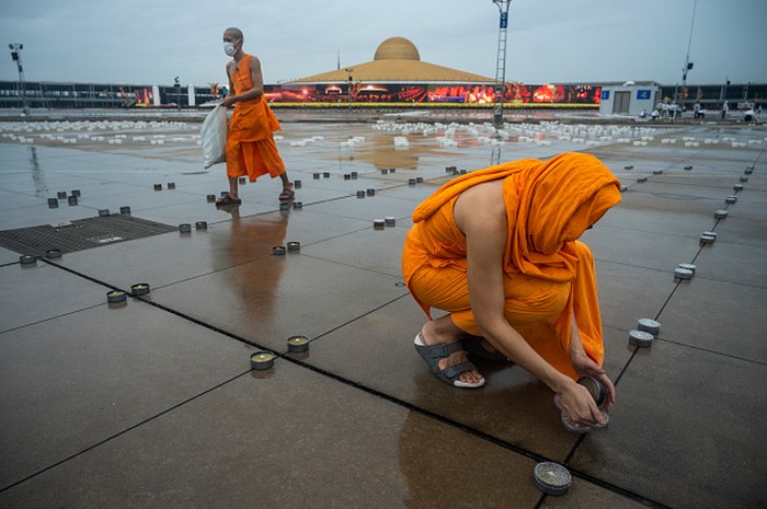 Umat Buddha di Thailand merayakan Hari Asalha Puja di tengah pandemi Corona. Ribuan lilin disiapkan untuk menerangi kuil saat perayaan Asalha Puja.