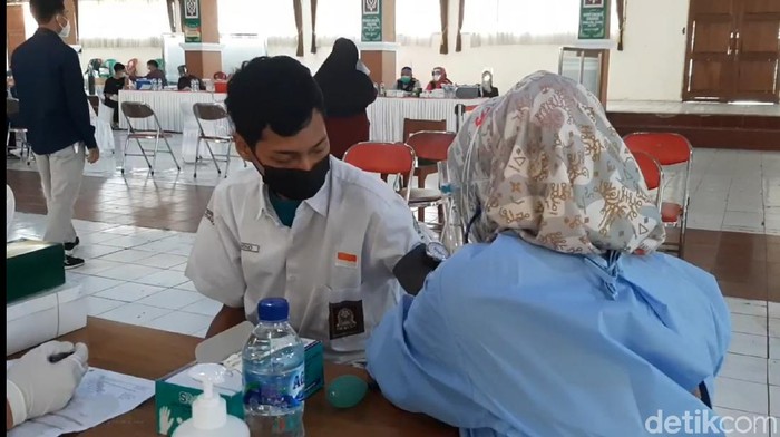 Ribuan santri di Tasikmalaya jalani vaksinasi COVID-19.