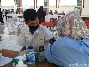Tekan Corona, Ribuan Santri di Tasik Jalani Vaksinasi