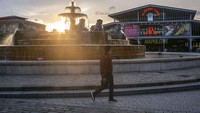 Surat bebas COVID-19 ini pun tak hanya menjadi syarat untuk beraktivitas di bioskop, sejumlah tempat lain salah satunya museum juga mensyaratkan surat bebas COVID-19. AP Photo/Rafael Yaghobzadeh.