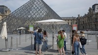 Sejumlah orang mengantre untuk masuk ke dalam Museum Louvre di Paris, Prancis. AP Photo/Rafael Yaghobzadeh.  