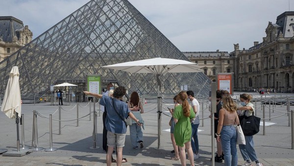 Sejumlah orang mengantre untuk masuk ke dalam Museum Louvre di Paris, Prancis. AP Photo/Rafael Yaghobzadeh. Â Sejumlah orang mengantre untuk masuk ke dalam Museum Louvre di Paris, Prancis. AP Photo/Rafael Yaghobzadeh. Â