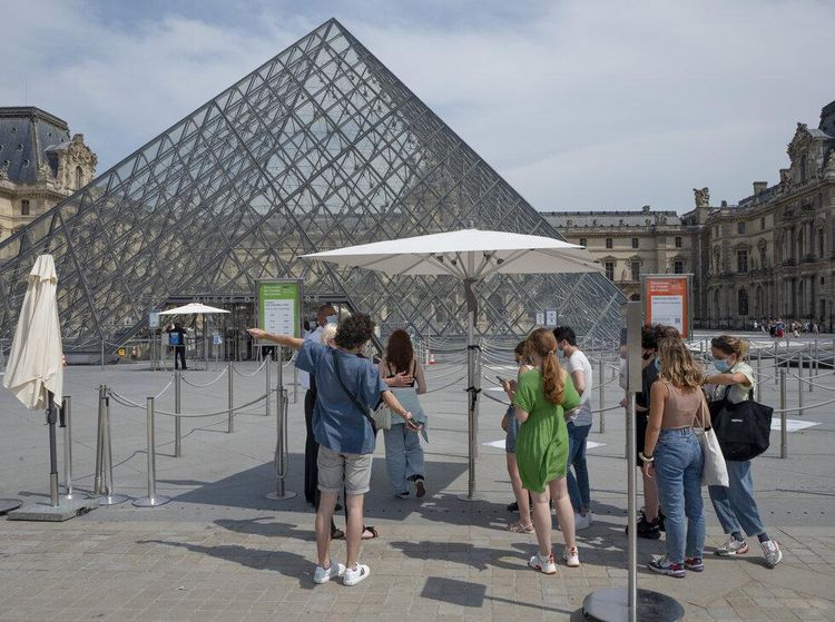 Surat Bebas COVID Jadi Syarat Nonton Bioskop-Masuk Museum di Prancis