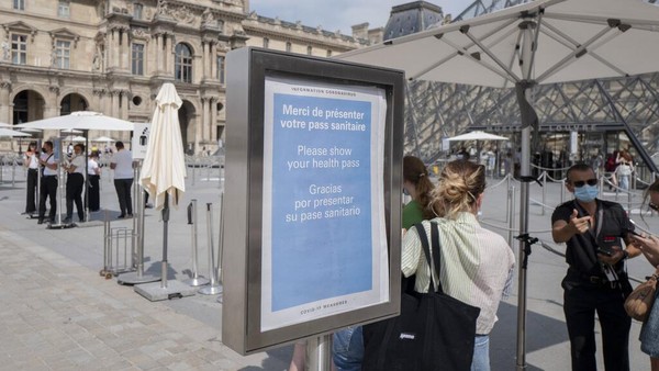 Papan informasi bertuliskan pemberitahuan bagi para pengunjung untuk menunjukkan kartu sehat saat akan memasuki museum terlihat di depan Museum Louvre yang berada di kawasan Paris, Prancis. AP Photo/Rafael Yaghobzadeh. Papan informasi bertuliskan pemberitahuan bagi para pengunjung untuk menunjukkan kartu sehat saat akan memasuki museum terlihat di depan Museum Louvre yang berada di kawasan Paris, Prancis. AP Photo/Rafael Yaghobzadeh.
