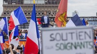 Ribuan pengunjuk rasa pun berkumpul di Place Trocadero yang berada di dekat Menara Eiffel untuk menentang surat bebas COVID-19 yang menjadi syarat untuk mengakses sejumlah tempat di negara tersebut sebagai upaya mencegah lonjakan kasus COVID-19 imbas varian Delta. AP Photo/Rafael Yaghobzadeh.