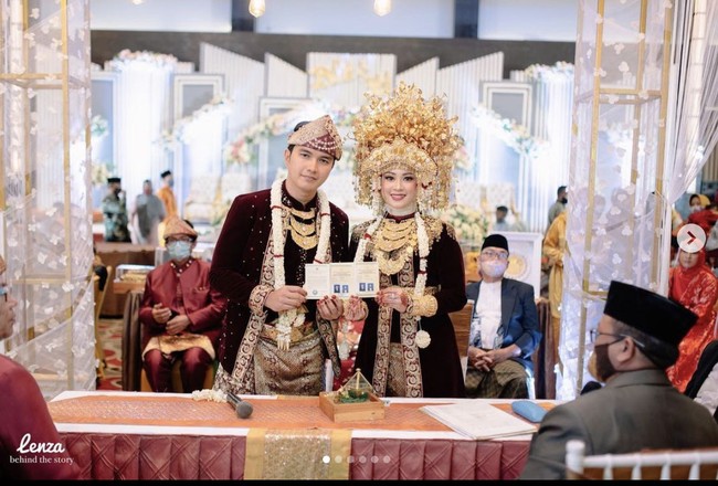 Salsabilih dinikahi Aldi Taher pada 24 Oktober 2020 di Grand Atyasa Convention Center, Palembang. Keduanya tampil dengan baju adat Palembang saat akad nikah. Foto: Instagram