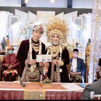 Salsabilih dinikahi Aldi Taher pada 24 Oktober 2020 di Grand Atyasa Convention Center, Palembang. Keduanya tampil dengan baju adat Palembang saat akad nikah. Foto: Instagram