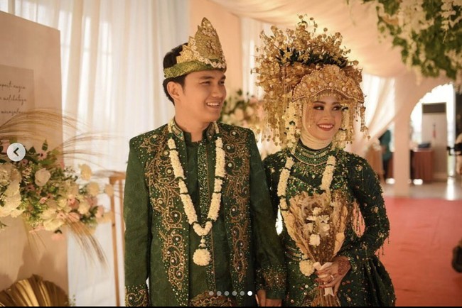 Kisah cinta Aldi Taher dan Salsabilih berawal dari cinta lokasi di kantor pada 2020. Keduanya pernah sama-sama bekerja di sebuah perusahaan parfum di mana Salsabilih sebagai direktur marketing. Foto: Instagram